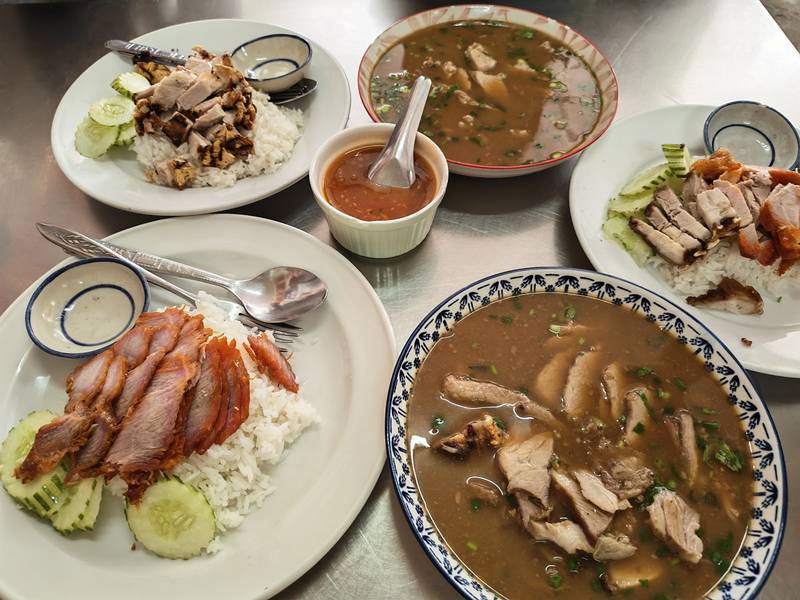 ข้าวหมูแดง หมูกรอบ และน้ำสตูวางเต็มโต๊ะ