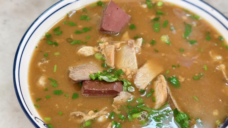 น้ำสตูข้น ๆ กับเนื้อหมู เครื่องใน และเลือดหมู